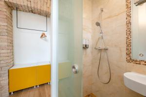 un baño con ducha y lavabo en Guoda Apartments, en Vilna