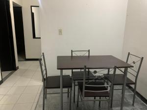 una mesa de comedor y sillas en una habitación en Casa amplia cerca del cc Titan Plaza, en Bogotá