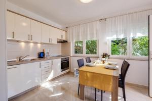 Kuchyň nebo kuchyňský kout v ubytování JURIĆ Apartments-Rab