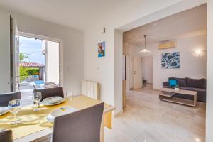 Posezení v ubytování JURIĆ Apartments-Rab