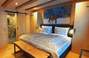 A bed or beds in a room at Alpen Lodge Berwang
