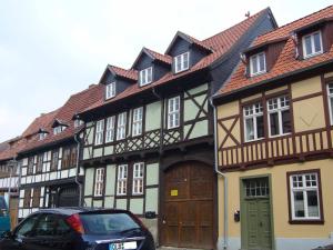 un edificio con un'auto parcheggiata di fronte di Ferienwohnungen im Fachwerkhaus a Quedlinburg