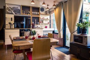 een eetkamer met een tafel en stoelen bij VILLA RENEE in Valence