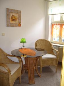 un tavolo con sedie e una lampada sopra di esso di Ferienwohnungen im Fachwerkhaus a Quedlinburg