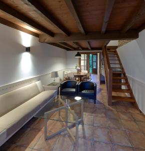 ein Wohnzimmer mit einem Sofa und einem Tisch in der Unterkunft Casa de Aldea Casina del Naranjo in Linares