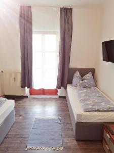 sypialnia z dwoma łóżkami i oknem w obiekcie Betterhome Apartments am Stadion I Free Parking I Self Check-in w Grazu