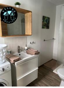 勒弗朗索瓦的住宿－Villas Smoothie Papaya，一间带水槽和洗衣机的浴室