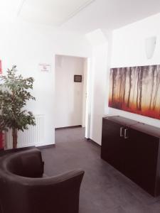 una sala de estar con una gran pintura en la pared en Motel Graz Ost, en Graz