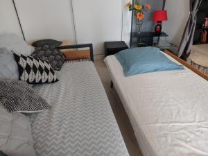 Postel nebo postele na pokoji v ubytování Home Tranquille Dans la Cité du Mimosa - 2 étoiles - Axelle Loc'Appart