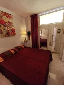 een slaapkamer met een groot bed met een rode sprei bij 531 Paraiso Maspalomas in Maspalomas