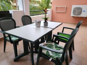 A seating area at Apartamento exótico en primera línea de Vera-Playa!