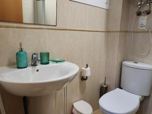 A bathroom at Apartamento exótico en primera línea de Vera-Playa!