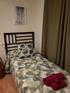 A bed or beds in a room at Apartamento exótico en primera línea de Vera-Playa!