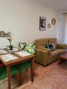 A seating area at Apartamento exótico en primera línea de Vera-Playa!