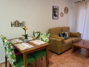 A seating area at Apartamento exótico en primera línea de Vera-Playa!