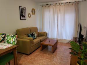 A seating area at Apartamento exótico en primera línea de Vera-Playa!