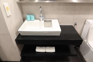 クアラルンプールにあるAlia Premier KLCCのバスルーム(シンク、黒いカウンター付)
