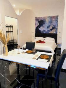 Posteľ alebo postele v izbe v ubytovaní Setteabbracci Suite & Apartments