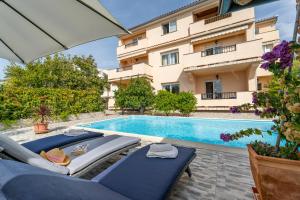 Bazén v ubytování JURIĆ Apartments-Rab nebo v jeho okolí