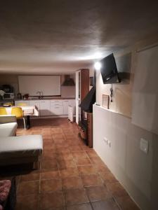 ein Wohnzimmer mit einem Sofa und einer Küche in der Unterkunft Casa el Sereno in Salas Bajas