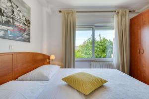 Postel nebo postele na pokoji v ubytování JURIĆ Apartments-Rab