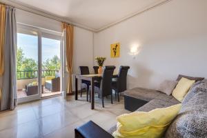 Posezení v ubytování JURIĆ Apartments-Rab
