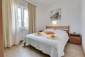 Postel nebo postele na pokoji v ubytování JURIĆ Apartments-Rab