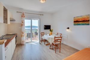 Kuchyň nebo kuchyňský kout v ubytování JURIĆ Apartments-Rab
