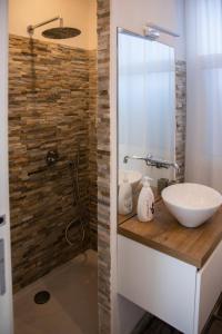 een badkamer met een wastafel en een spiegel bij Catalani Charme Apartament in Cagliari
