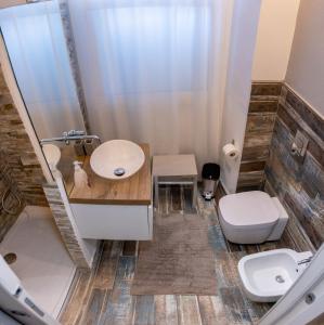 een badkamer met een wastafel en een toilet bij Catalani Charme Apartament in Cagliari
