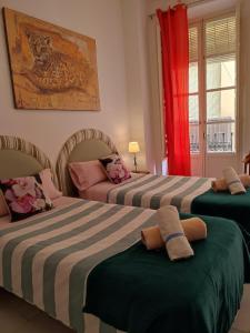 een slaapkamer met 2 bedden en een raam bij Principe B in Granada