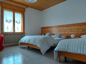 1 Schlafzimmer mit 2 Betten und einem Fenster in der Unterkunft Appartamento Maurizio in Spormaggiore