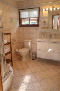a bathroom with a toilet and a tub and a sink at Haus Sonnenschein in Zingst
