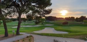 Γήπεδο γκολφ σε αυτό το διαμέρισμα ή στη γύρω περιοχή