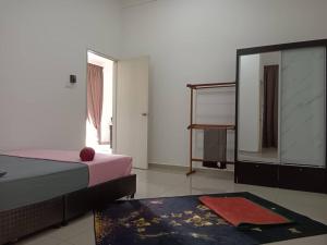 Cama ou camas em um quarto em D'Corner Homestay Kluang Perdana
