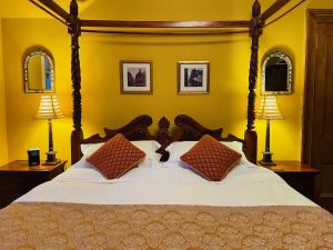 um quarto com uma cama grande e 2 candeeiros em Ladies Lodge Inverness em Inverness