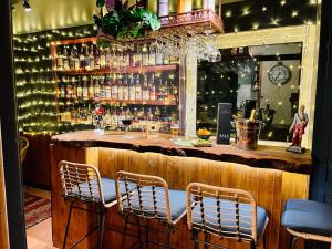 een bar met 2 stoelen en een bar met alcohol bij Ladies Lodge Inverness in Inverness