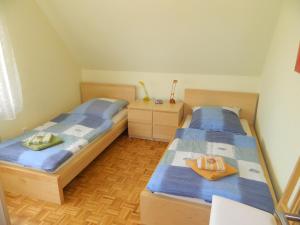 Un pat sau paturi într-o cameră la Landhaus Lüneburger Heide