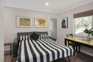 En eller flere senge i et værelse på Sur Le Mont - Blackheath - Studio Apartment