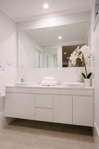 A bathroom at Leogate Estate Villas