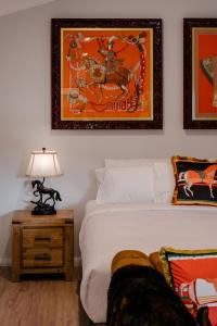 Llit o llits en una habitació de Leogate Estate Villas