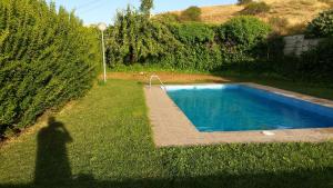 The swimming pool at or close to Casa Rural La Ermita del Viso