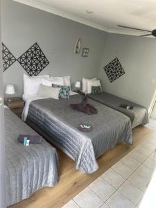1 dormitorio con 2 camas en una habitación en Limassol Motel, en Gold Coast