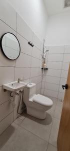 怡保的住宿－Guesthouse @ Ipoh garden II，一间带卫生间、水槽和镜子的浴室