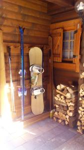 um quarto com esquis e snowboards numa cabana em Blockhaus Wallisch em Leogang
