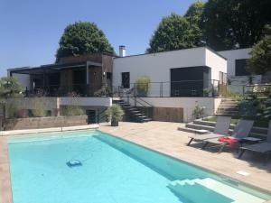 uma piscina em frente a uma casa em Large architect's house em Périgueux