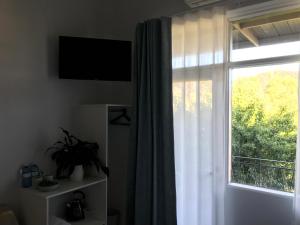 Myrtleford Hotel的电视和/或娱乐中心