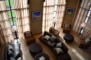 una vista aérea de una sala de estar con muebles y ventanas en Candlewood Suites Grand Rapids Airport, an IHG Hotel en Grand Rapids
