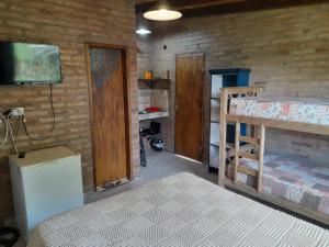 1 dormitorio con litera y TV en una habitación en EL ZORZAL Dormis con Galeria en Villa del Dique