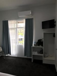 Myrtleford Hotel的电视和/或娱乐中心